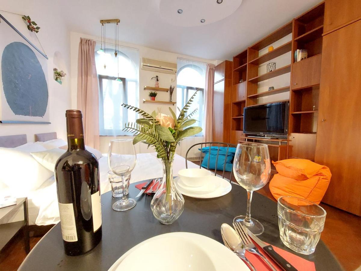 Sweet Dreams Suites Cosy Studio Piata Romana Bukarest Eksteriør billede