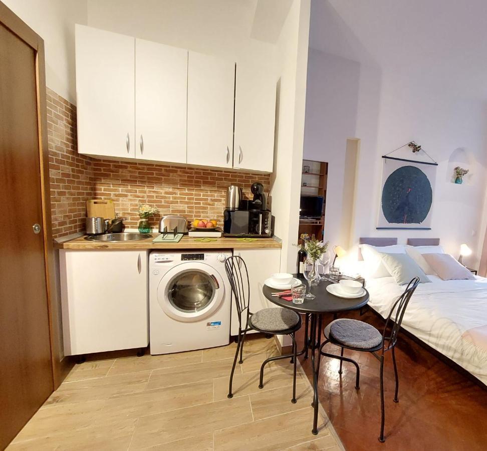 Sweet Dreams Suites Cosy Studio Piata Romana Bukarest Eksteriør billede
